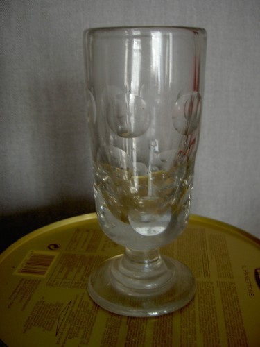 Grand verre pied à - verre,