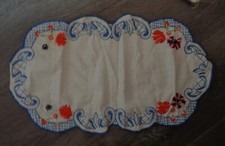 napperon ancien en métis brodé main à décors de fleurs 50 cm sur 28