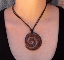 Collier cool spirale en bois chaîne de surfeur maori pendentif ethnique marron unisexe