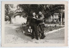 2 jeunes militaires pipe radio à la main - Photo vintage snapshot c. 1960