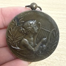 Médaille Ancienne Pendentif Femme À La Harpe En Bronze