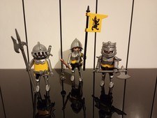 PLAYMOBIL médiéval  lot 3 chevaliers jaune/argent étendard du lion
