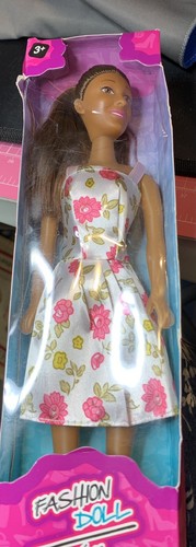 Fashion doll poupee - mode, (nib)