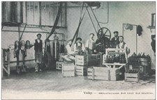 CPA - Vichy - Embouteillage
