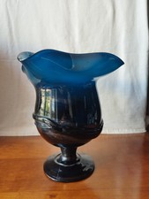 Magnifique grand vase en verre soufflé artisanal, de couleur bleu profond. 