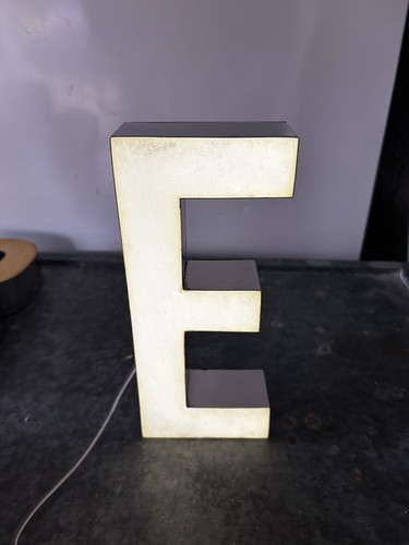 Lettre enseigne lumineuse - lettre, e