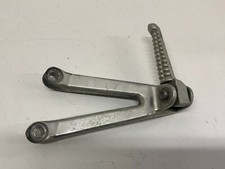 UNE PLATINE PASSAGER ARRIERE GAUCHE CALE REPOSE PIED YAMAHA YZF 1000 R1 2000