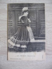 Pont aven : devant le lit clos