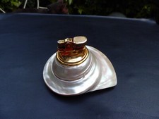 BRIQUET A GAZ DE TABLE MONTURE COQUILLAGE NACRE DE TAHITI METAL DORE PENGUIN