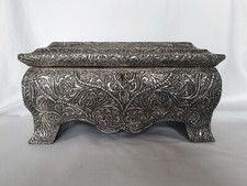 ANCIEN COFFRE A BIJOUX EN BOIS RECOUVERT PLAQUE ARGENT REPOUSSE - DECOR FLORAL-