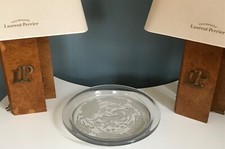 RENÉ LALIQUE GRANDE PLAT BÉLIER BOUQUETIN  VERRE OPALESCENT DIAMÈTRE 39,5 cm