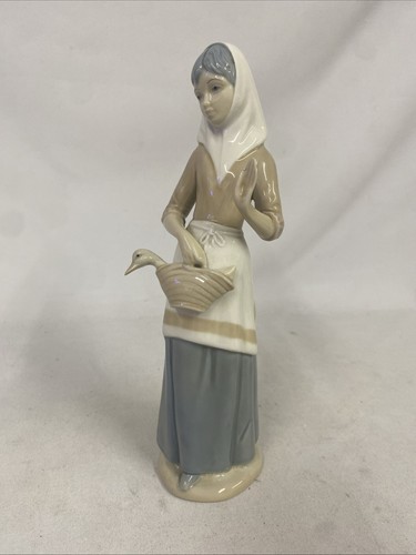 Figurine porcelaine girl - porcelaine,