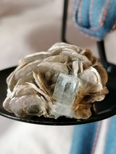 🔹 Aigue-marine sur mica –