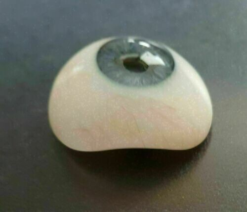Prothèse oculaire bleue pour
