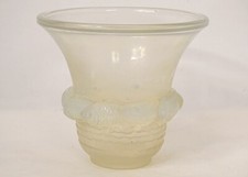 Vase verre opalescent moulé