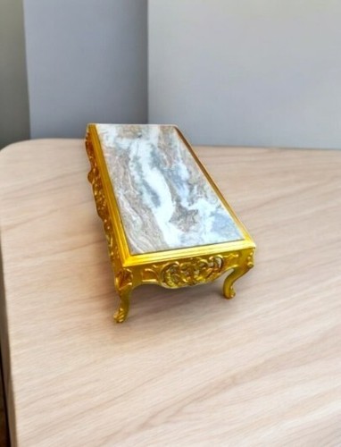 Une table basse style louis - une, xv
