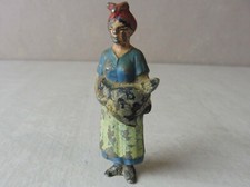 Ancienne figurine, fermière tenant poule noire, Quiralu