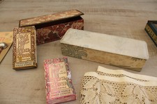 ANCIENNE BOITE A GANTS EN TISSU DECOR DE FLEURS SHABBY 