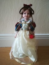 Douce poupée en porcelaine de