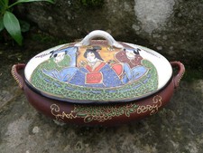 GRANDE BONBONNIÈRE, PETITE SOUPIÈRE EN PORCELAINE  SATSUMA - JAPON MILIEU XXème