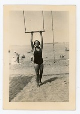 PHOTO SNAPSHOT, une femme maillot ancien plage jeu plage trapèze mer vacances