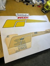 1 autocollant gauche jaune  réservoir 350 desmo 650 SL  ducati 066183234 pantah