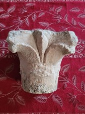 Chapiteau en pierre d'époque