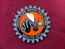 badge de tablier de scooter : VESPA CLUB GRACE HOLLOCNE / RALLYE 2014