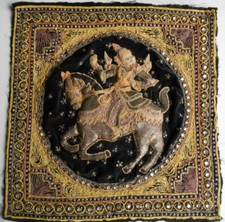 Tenture ancienne indienne rembourrée, richement brodée.