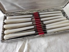 Lot de 12 anciens Couteaux de table lames inox et manches en bakélite