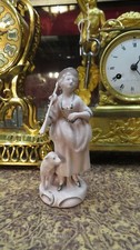 anciene statuette d une bergere sous LXV epok 1940 porcelaine allemande