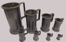 Série de 8 pots à mesure en étain déco cuisine à l'ancienne. 5.450 Kg