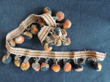 Ancien métrage de Galon à pompon couleurs orangé. Passementerie 85cm