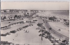 CPSM ROYAN 17 : Grande Plage - Galeries Botton - Voitures d'époque  1964