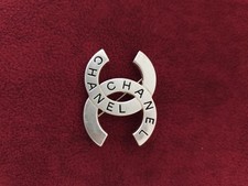 Broche Chanel CC Avec Lettrage, Metal Argenté Années 90.