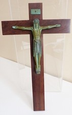 GRAND CRUCIFIX MURAL ART DECO CHRIST A PATINE VERTE ET MARRON SUR CROIX ACAJOU