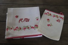 serviette de toilette + gant vintage ,monogramme R.M , brodé ,beau linge ancien