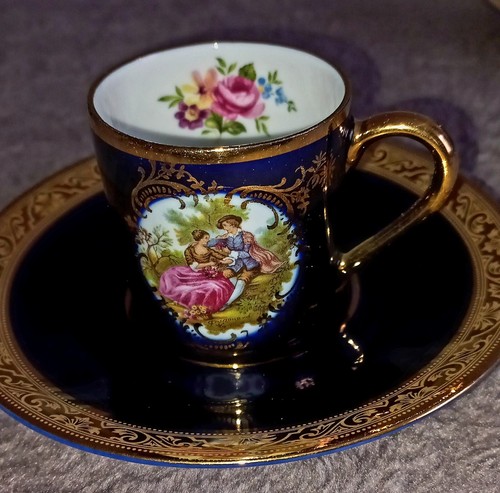 Petite tasse sous - petite,