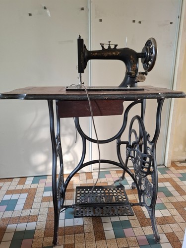 Ancienne machine coudre sur - ancienne,