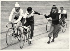PHOTO DE PRESSE Ca 1937 Course Cycliste STAYER SERES ravitaille son fils
