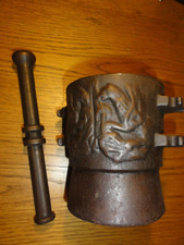 ANCIEN MORTIER PILON EN FONTE A DECOR DE GRIFFONS PHARMACIE APHOTICAIRE