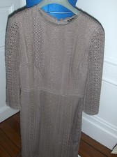 JOLIE ROBE MASSIMO DUTTI EN DENTELLES TAILLE 36 COULEUR TAUPE 