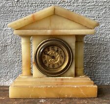 Neoklassizistische Horloge de Table Pendule Avec Colonnes À 1900 Albâtre 14,8 CM