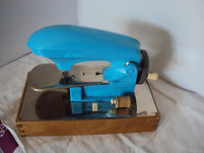 ANCIENNE PETITE MACHINE A COUDRE A PILE