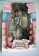 TOMB RAIDER - LARA CROFT  IN WET SUIT - TENUE DE PLONGEE - PLAYMATES