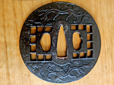 tsuba katana japon en fer décor sukashi ajouré de Dragon Et Pont période  Edo 