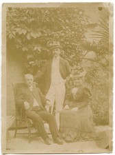 Portrait famille couple assis homme debout  - photo ancienne an. 1910