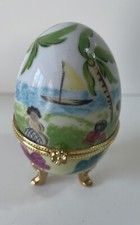 Oeuf en Porcelaine sur pieds