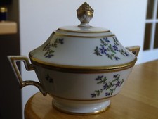 DUC D'ANGOULEME ANCIEN SUCRIER EN PORCELAINE MODELE AUX BARBEAUX 18 EME