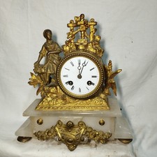 ancienne pendule à poser du 19ème siècle en marbre et régule doré